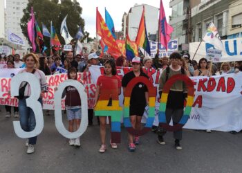 En Comodoro, pese al viento se marcha desde las 16