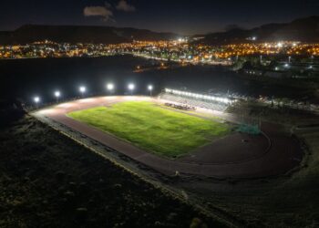Macharashvili inauguró la luminaria de la pista de solado sintético