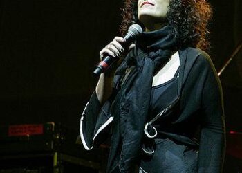 Julia Zenzo en el festival Celeste y Blanco por Malvinas