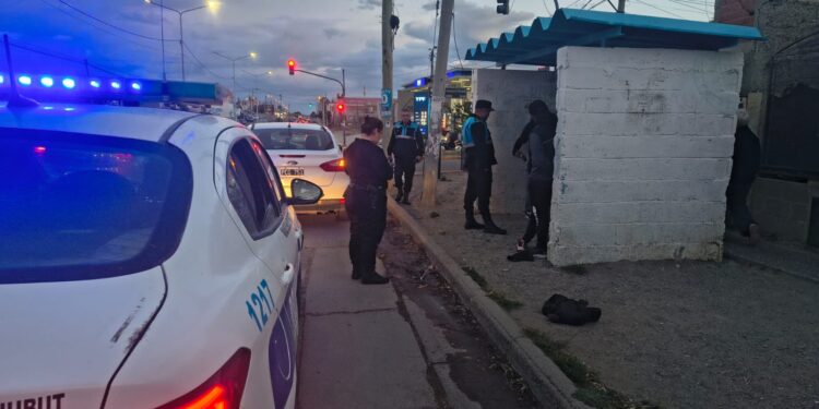 Detuvieron a un hombre tras una pelea con arma blanca en una garita de colectivo