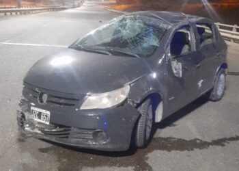 Investigan el despiste de un auto en el puente de Km 4 durante la madrugada