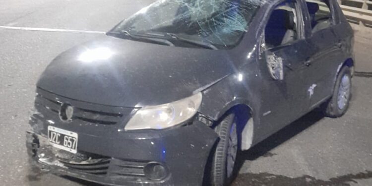 Investigan el despiste de un auto en el puente de Km 4 durante la madrugada