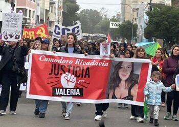 Jessica Schwab : “Marcho para que el nombre de Valeria no se borre”: el fuerte reclamo de su hermana en el 8M de Comodoro