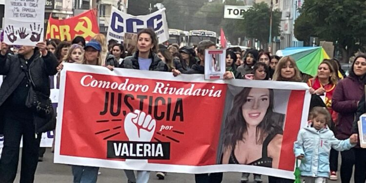 Jessica Schwab : “Marcho para que el nombre de Valeria no se borre”: el fuerte reclamo de su hermana en el 8M de Comodoro