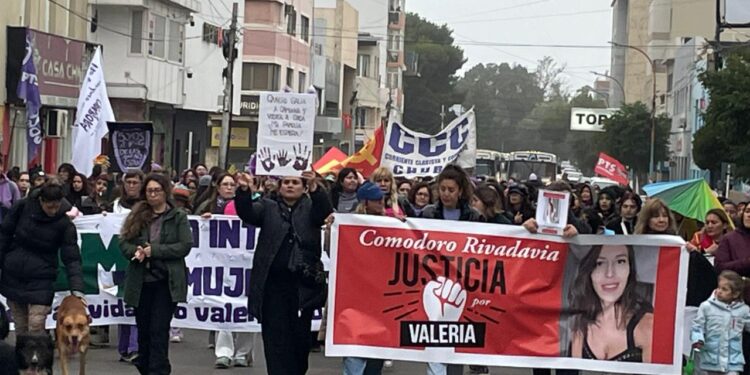 “¿Dónde está Juana Morales?”: el doloroso reclamo de una artista de Comodoro durante la marcha del 8M