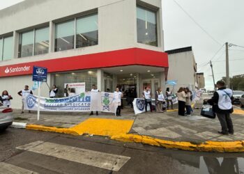 La crueldad del Banco Santander, despidió a una trabajadora damnificada por el desplazamiento del Cerro Hermitte