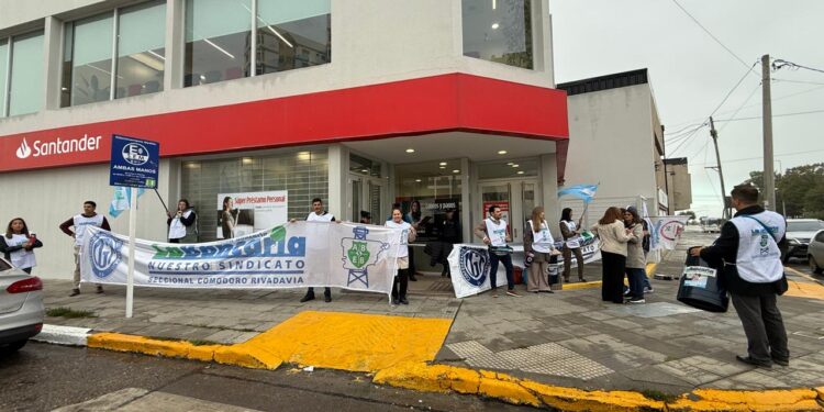 La crueldad del Banco Santander, despidió a una trabajadora damnificada por el desplazamiento del Cerro Hermitte