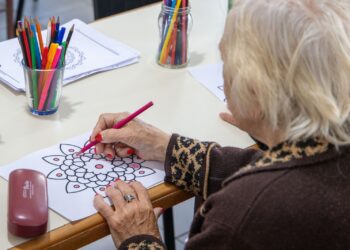 Más de 20 adultos mayores participan del taller de estimulación cognitiva en el Centro de Día “Papa Francisco”