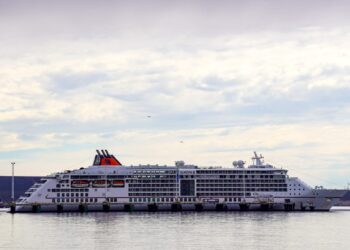 Puerto Madryn recibió al crucero de lujo Europa 2 con más de 800 personas a bordo