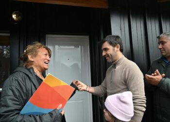Torres entregó las primeras viviendas a familias que perdieron todo en los incendios de la Comarca Andina