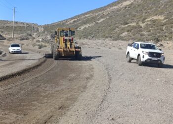 Avanza el plan de mantenimiento vial en calles y caminos de acceso a los barrios de la ciudad