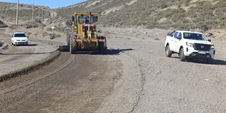 Avanza el plan de mantenimiento vial en calles y caminos de acceso a los barrios de la ciudad