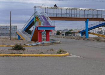 Un hombre amenaza con tirarse del puente de kilómetro 4