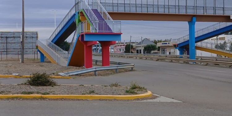 Un hombre amenaza con tirarse del puente de kilómetro 4
