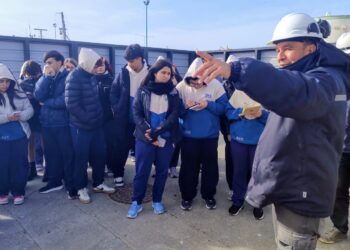 Estudiantes de nivel secundario recorrieron el Puerto de Comodoro y se interiorizaron sobre la reactivación del Astillero