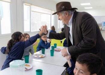 Macharashvili visitó la Escuela Municipal y compartió un almuerzo con alumnos y personal