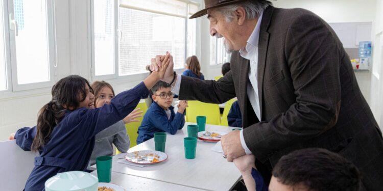 Macharashvili visitó la Escuela Municipal y compartió un almuerzo con alumnos y personal