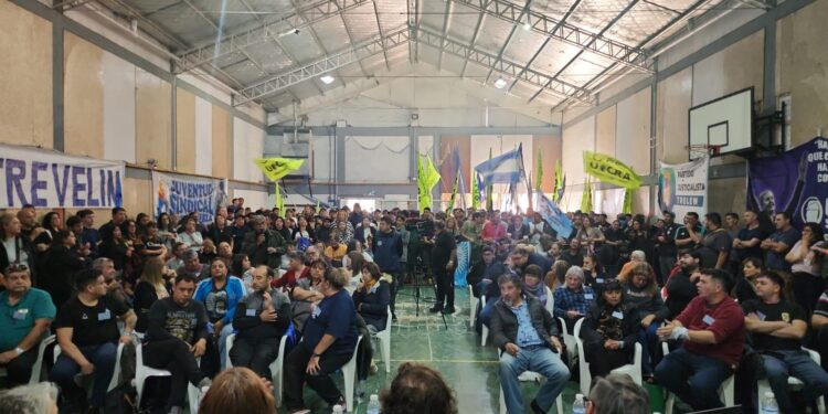 El PJ denunció en Esquel “la sociedad política entre Torres y Milei”