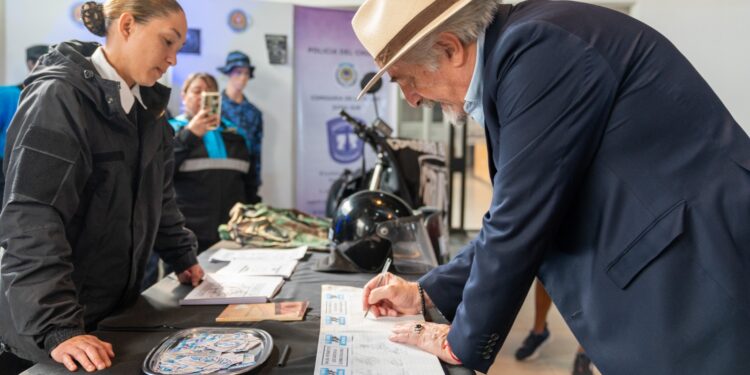 El intendente acompañó la inauguración de la Muestra estática de Malvinas