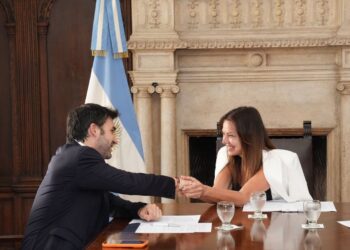 Torres firmó con Nación el pago de la deuda de Anses con Chubut por más de $48 mil millones