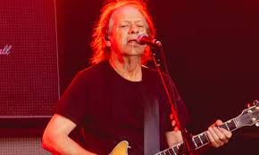 Guitarrista de AC/DC Stevie Young es internado en Buenos Aires