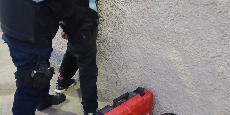 Andaba robando y tenia un pedido de captura