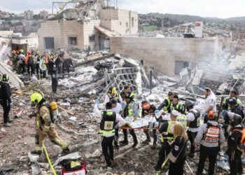 El Ejército israelí asegura  que en un día atacó 400 objetivos en el centro y el oeste de Irán