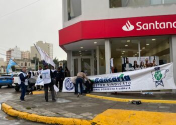Protesta en Comodoro por el despido de una trabajadora bancaria