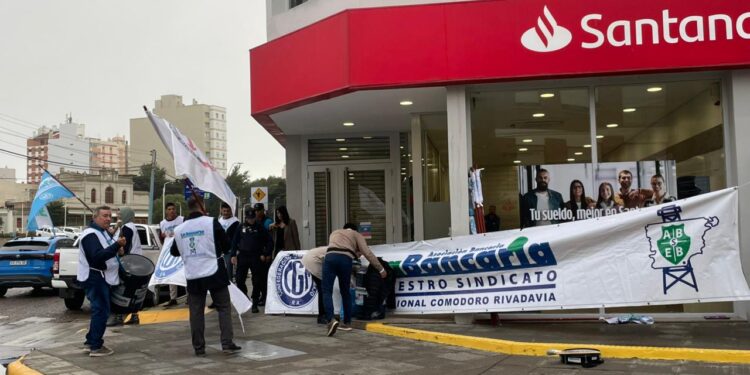 Protesta en Comodoro por el despido de una trabajadora bancaria