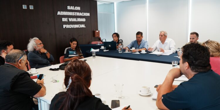 Gobierno y gremios de auxiliares de la educación homologaron acuerdos y acordaron continuar las negociaciones salariales