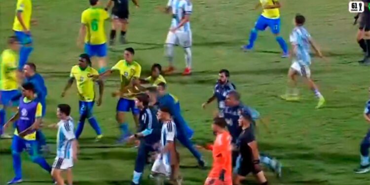 Escándalo en el Sudamericano Sub 17: Argentina y Brasil terminaron a los empujones tras el clásico