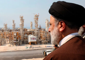 Israel afirma haber atacado la mayor planta petroquímica del sur de Irán