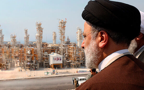 Israel afirma haber atacado la mayor planta petroquímica del sur de Irán