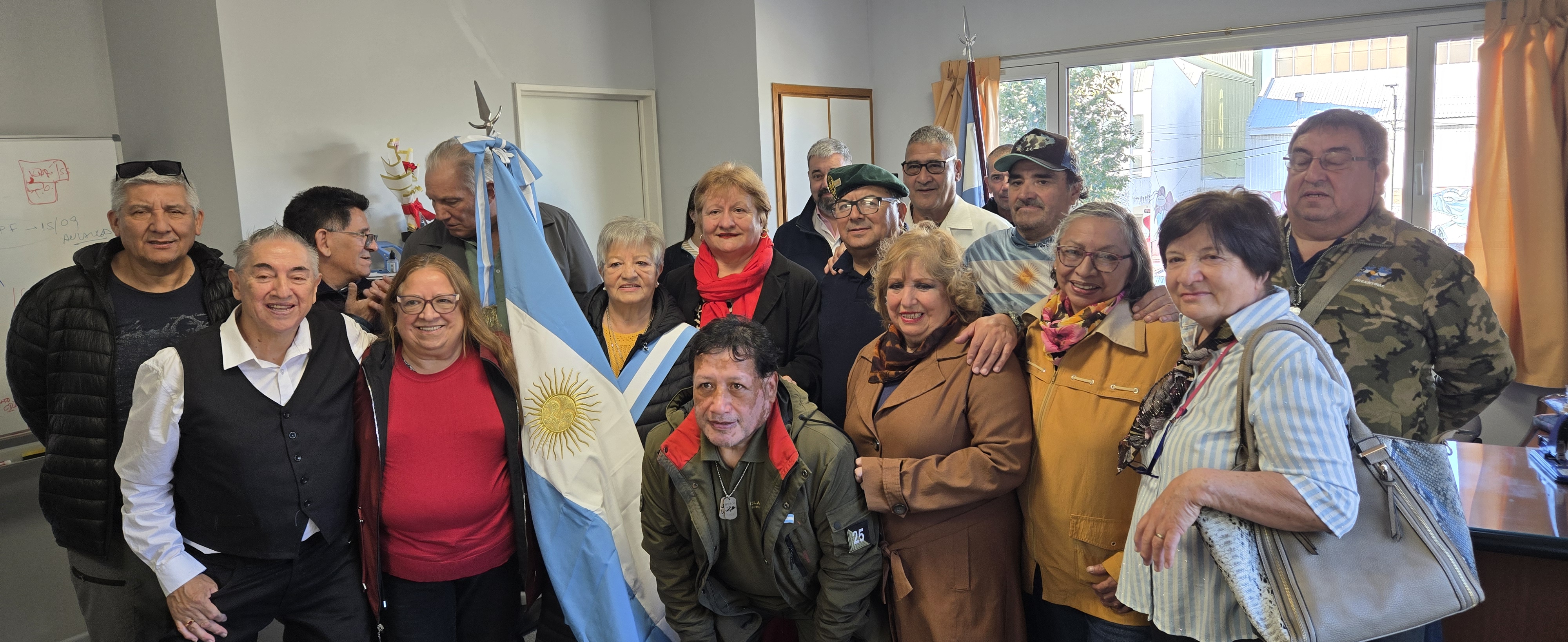 Veteranos de Malvinas entregaron una bandera de ceremonias al grupo de Enfermeras 1982 en el Hospital Regional