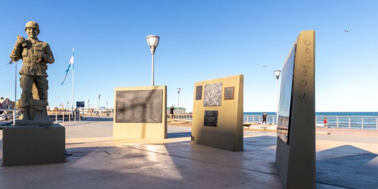 El Municipio repudió la vandalización del monumento al Soldado Mario Almonacid y solicita la colaboración de la comunidad