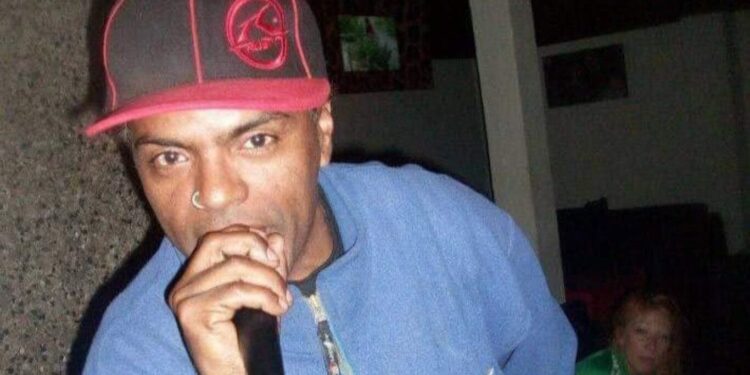 Investigan el crimen del rapero hallado enterrado en el patio de su casa