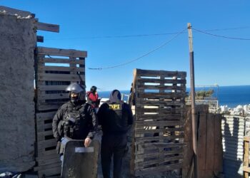 Atacaron a la policía para evitar procedimientos y detenciones