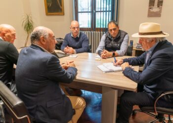 Presentaron al intendente un proyecto local de cría y producción de salmón