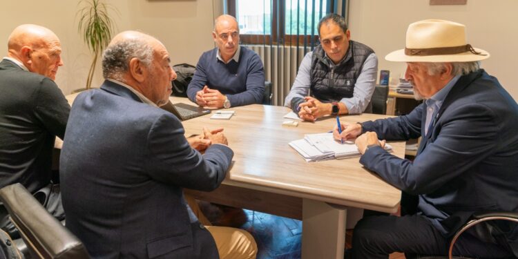 Presentaron al intendente un proyecto local de cría y producción de salmón