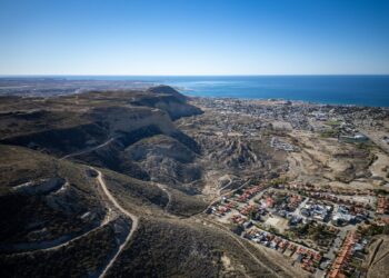 El Municipio consolidó el camino para acceder al lóbulo superior del cerro Hermitte y ultima detalles para iniciar el tapado de grietas