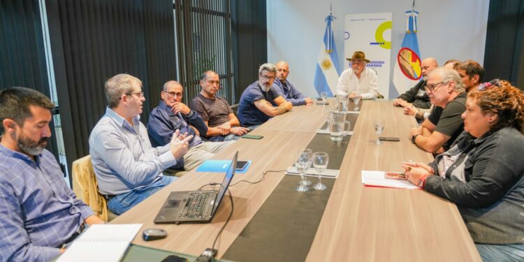 Reunión con vecinos y Camuzzi por la red de gas afectada por el cerro Hermitte