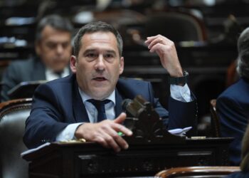 Luque aseguró que con el nuevo endeudamiento «se está hipotecando el futuro de Chubut»