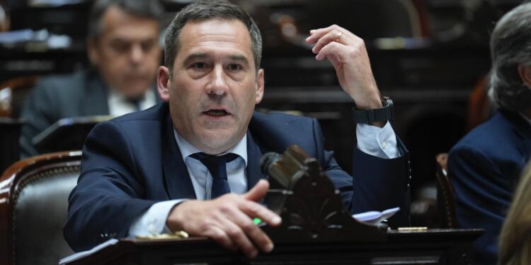 Luque aseguró que con el nuevo endeudamiento «se está hipotecando el futuro de Chubut»