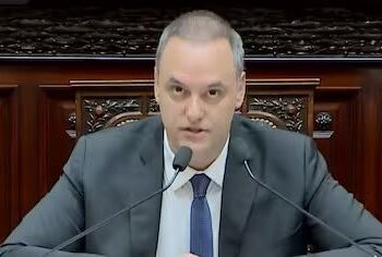 Seguí en vivo la sesión en  la que expone Adorni