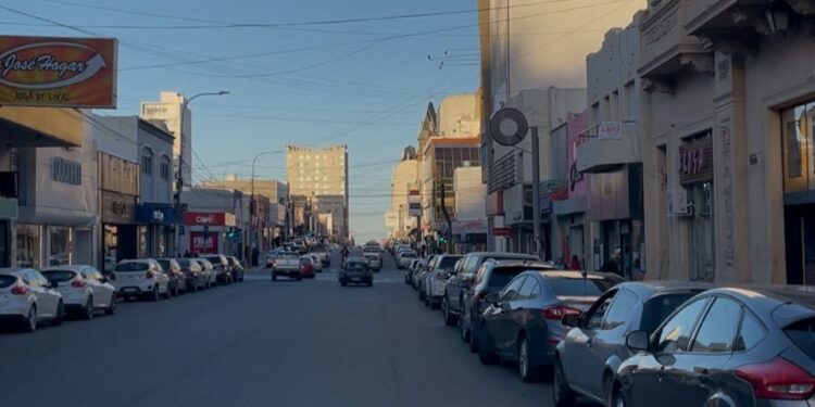 Entre el viento y la crisis: el finde largo no ayudó al comercio en Comodoro