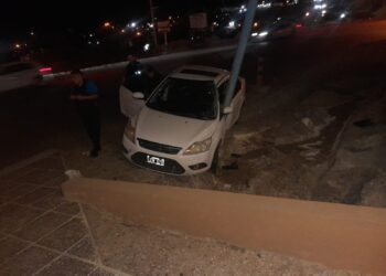Perdió el control y chocó contra un poste en barrio Roque González