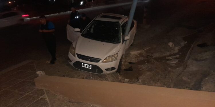 Perdió el control y chocó contra un poste en barrio Roque González