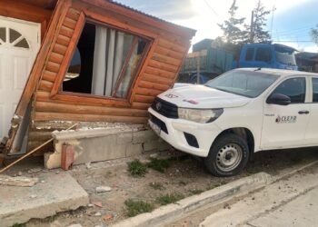 Camioneta sin conductor chocó contra una vivienda en Laprida