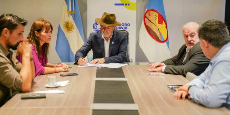 Macharashvili firmó un convenio con la UNPSJB para fortalecer el abordaje de problemáticas geológicas e hídricas de la ciudad