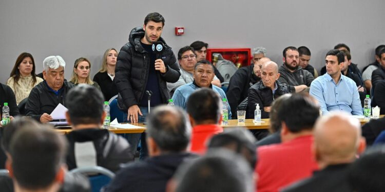 Con el barril por encima de los USD 100, Torres exigió más inversiones tras el traspaso de Manantiales Behr